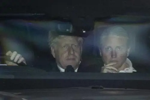 Johnson si salva dal disastro: respinto l'assalto interno