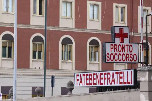 Lo sputo e le botte: medico aggredito al pronto soccorso