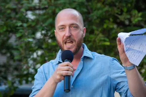 Quel paragone tra Carola e Gandhi: il candidato di sinistra imbarazza il Pd