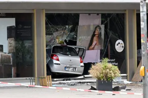 Auto sulla folla a Berlino: "Voleva fare una strage"
