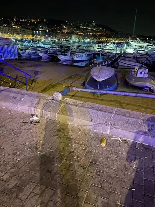 Crolla ringhiera sul lungomare: ragazza precipita sulla spiaggia 