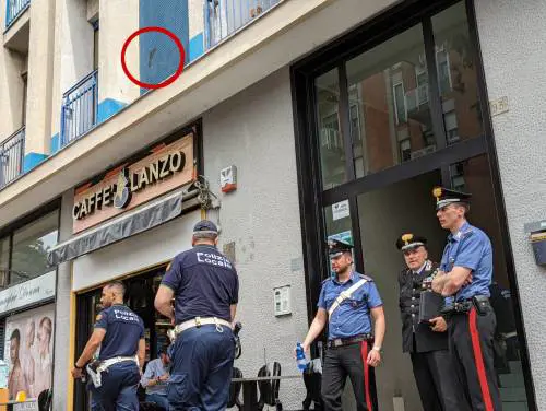 "Aiuto, aiuto". Egiziano ferisce una donna con una bottiglia. Poi scappa: è caccia all'uomo