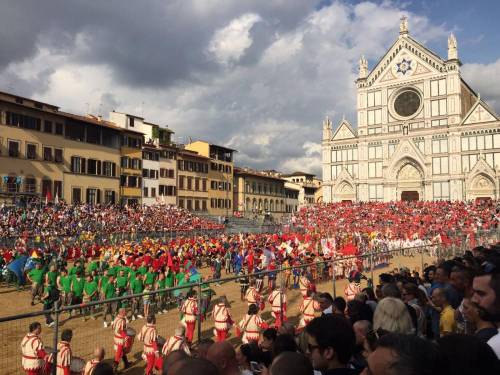 I nuovi “gladiatori” giocano al calcio storico