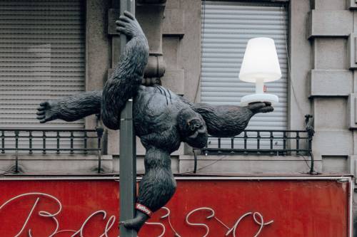King Kong balla su un palo nel centro di Milano