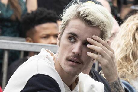 "Sto male". Justin Bieber sospende il tour mondiale