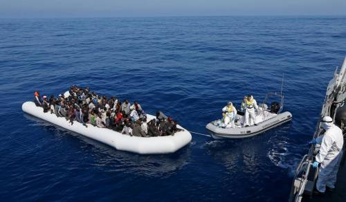 Troppi sbarchi in Sicilia. La spiaggia protetta aperta solo ai migranti