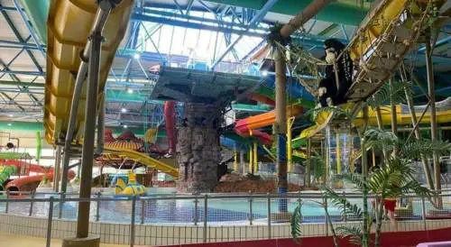 Occhi irritati, gola che brucia, nausea: paura al parco acquatico. Cosa è successo
