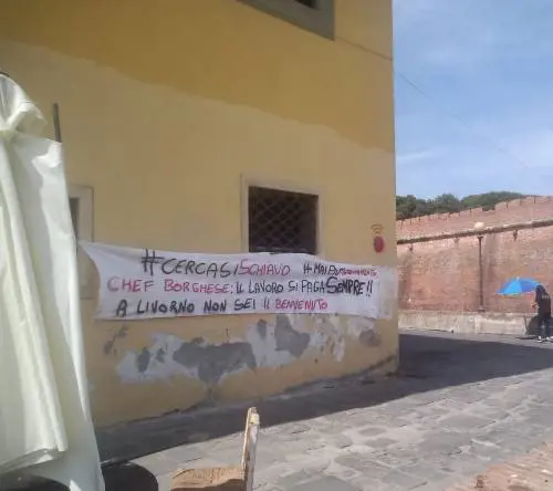 Uno degli striscioni di protesta esposti dal sindacato di Livorno contro chef Borghese
