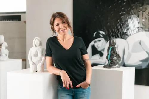 Luna Berlusconi si lancia nell'arte  "Nft" "Ma io continuerò a dipingere e scolpire"