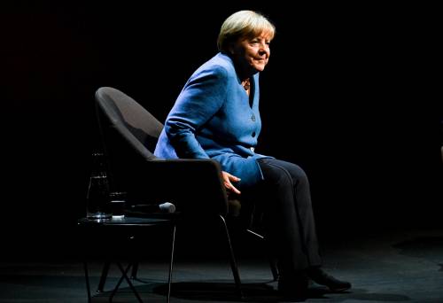 Ora la Merkel confessa: "Ecco perché sono arrivati i tremori..."