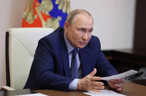"La scorta raccoglie le sue feci...": l'indiscrezione choc su Putin