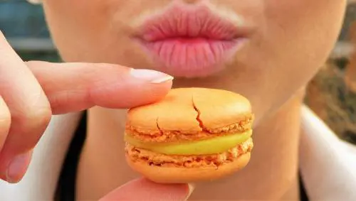 Il lavoro dei sogni esiste: 80mila dollari l’anno per mangiare dolci