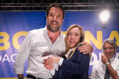 Abbraccio Salvini-Meloni: "Ma non saremo come Romeo e Giulietta"