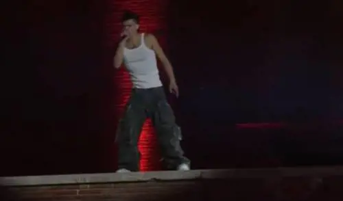 Il colpo di testa di Blanco al concerto: fugge dal palco. Security e cameraman in tilt