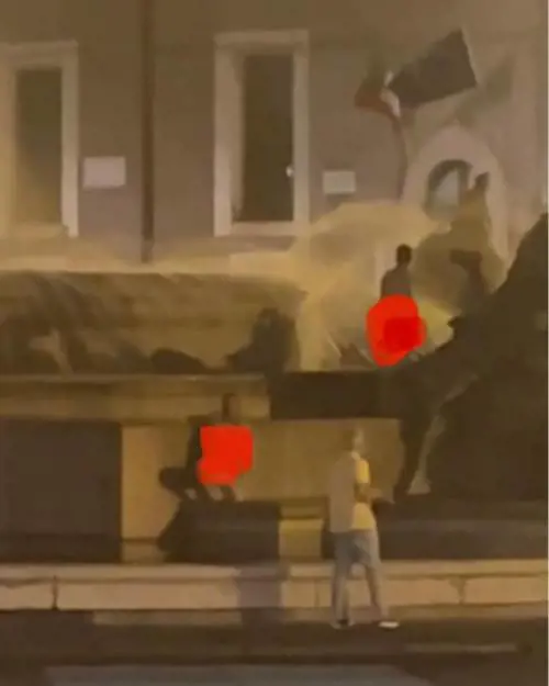 Lei in topless, lui urina sulla statua. L'ultimo sfregio alla Capitale