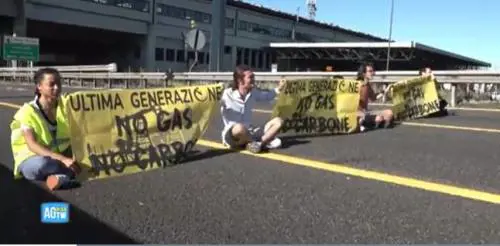 Gli ambientalisti bloccano la Tangenziale di Milano