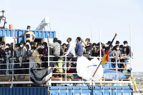 Lampedusa chiede aiuto. Lamorgese la ignora: "Affollamenti inevitabili"