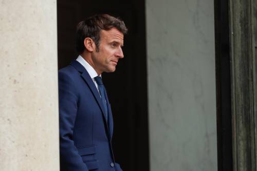 I sondaggi inchiodano Macron e in Ue scatta l'allarme