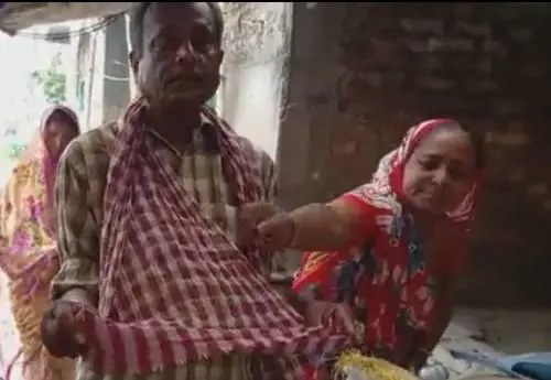 Chiedono l'elemosina per riavere dall'ospedale il corpo del figlio