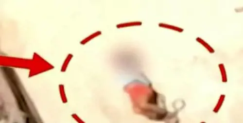 "Non hai finito i compiti". E la madre lega la figlia sotto il sole