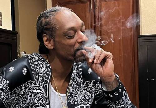 "C'è l'inflazione". Snoop Dogg aumenta la paga al suo "rollatore" di canne