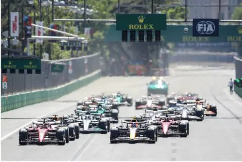 Disastro "rosso" a Baku: Leclerc e Sainz costretti al ritiro. Doppietta Red Bull