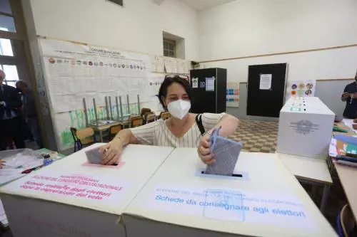 Caos seggi e affluenza al 6,6%, il centrodestra: "Si voti anche domani"