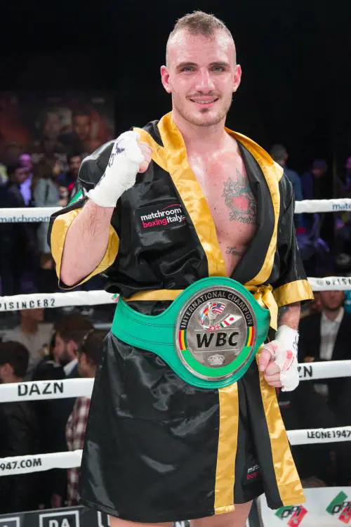 "Mi salva papà". Quella spugna gettata sul ring con il cuore