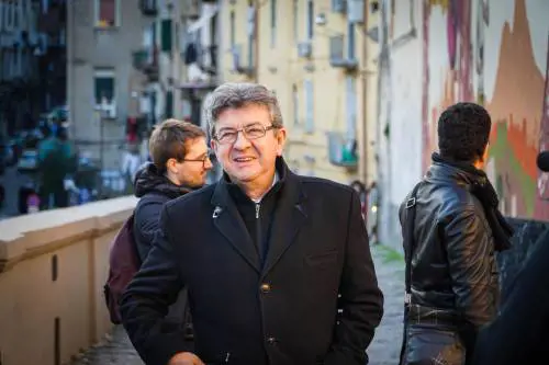 Mélenchon e l'onda rossa un colpo duro per Macron. La maggiornaza in bilico