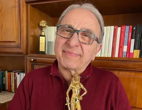 L'attore Ernesto Mahieux con il David di Donatello