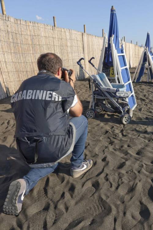 Carabinieri ed esperti del reparto scientifica sulla spiaggia di Torre Annunziata