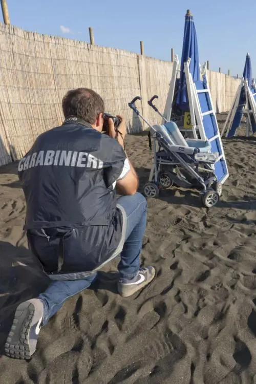 Carabinieri ed esperti del reparto scientifica sulla spiaggia di Torre Annunziata