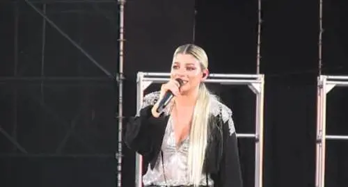 Fan ha un malore. Emma ferma il concerto: "Aiutate la sicurezza"