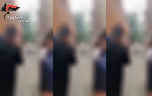"Stiamo giocando...". Rissa tra 15enni davanti a scuola: in tre nei guai