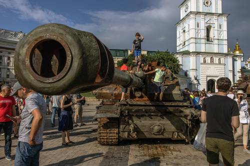 La lista della spesa di Kiev: "Obici, lanciarazzi, tank, droni. Serve parità di armi pesanti"