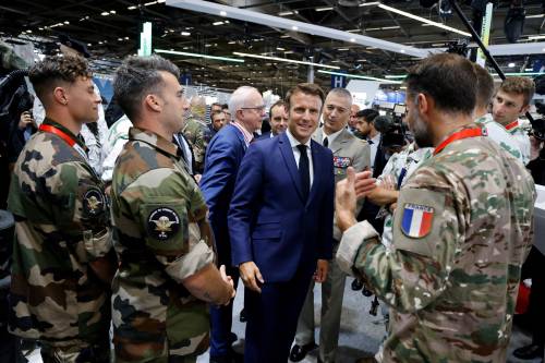 "Truffatori", "Bugiardi". Mélenchon e Macron incendiano i ballottaggi
