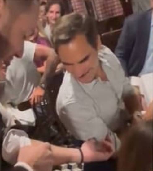 Incontra Federer e gli mostra il tatuaggio: la reazione del tennista