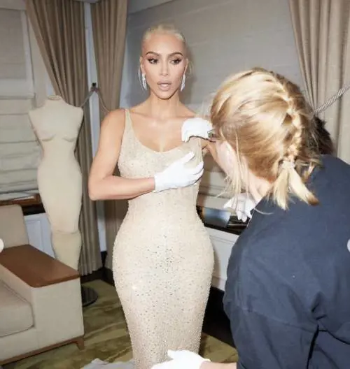 "Rovinato per sempre l'abito di Marilyn Monroe": la Kardashian nella bufera