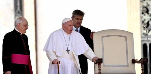 Papa Francesco: "Noi vecchi abbiamo limiti, anch'io cammino con il bastone"