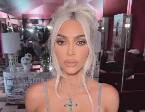L'abito di Marilyn, il fondoschiena, la toppa: il video "incastra" Kim Kardashian
