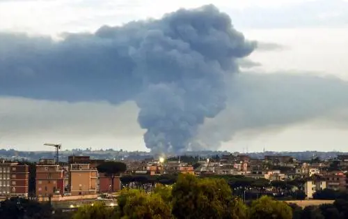 "Finestre chiuse e condizionatori spenti": l'allarme dopo l'incendio a Malagrotta