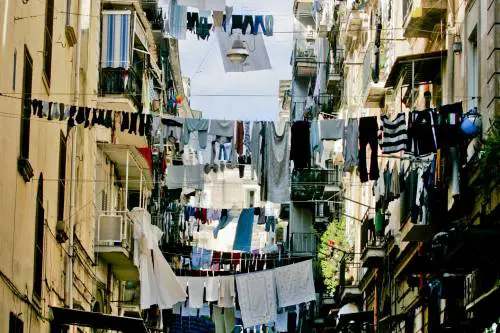 Salviamo i panni stesi nei vicoli di Napoli Il decoro di una città si giudica da altro