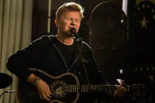 "Ora nelle canzoni ci sono tante parole ma poca musica"