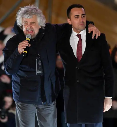 "Non siamo abbonati...". Grillo fa lo show e non risponde su Di Maio