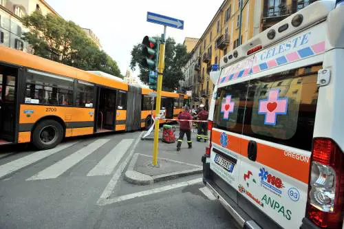 Investe con l'autobus una donna: "Distratto dalla chat erotica"