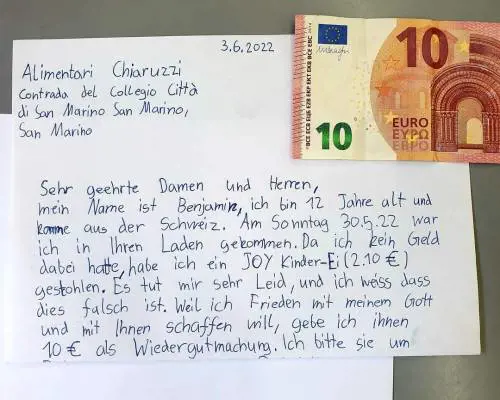 Bimbo ruba un ovetto kinder. Poi scrive una lettera: "Chiedo scusa"