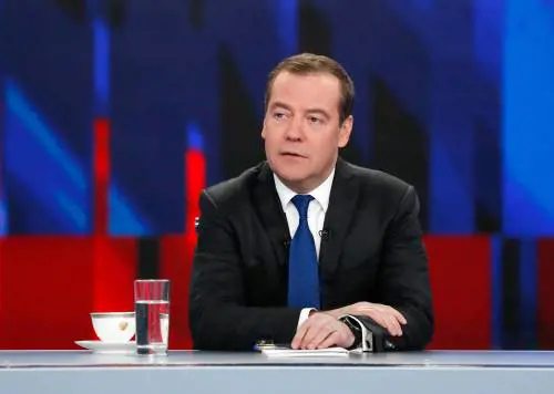 "Punite i governi per la loro stupidità". Altro affondo di Medvedev all'Europa