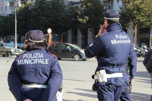 Due agenti della municipale di Pisa