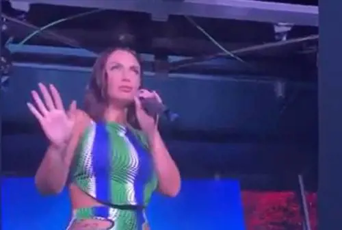 "Sei una tr...". Elettra Lamborghini ferma lo show e zittisce così l'hater