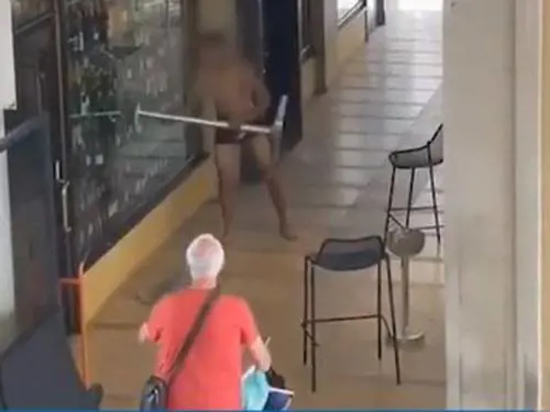 Un marocchino sfascia la vetrina di un bar. Interviene Aldo Serena